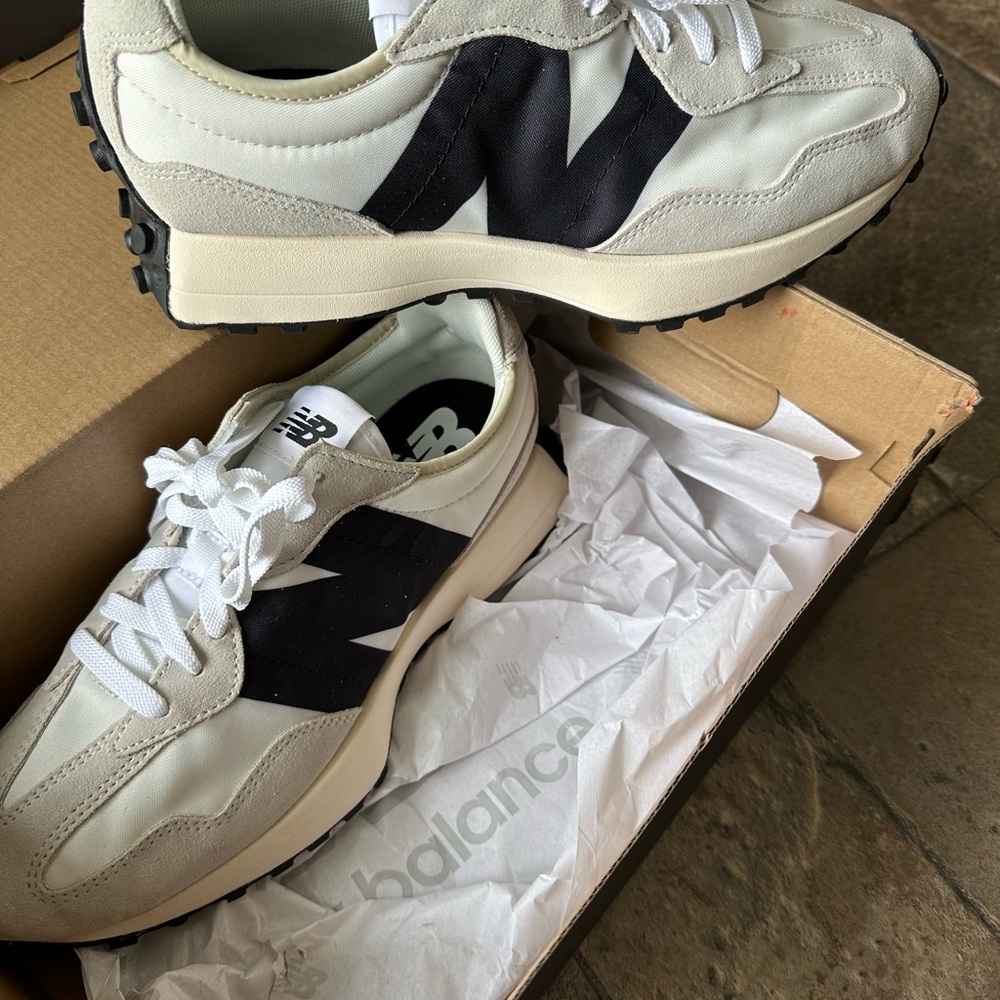 New Never Worn Mens New Balance 327